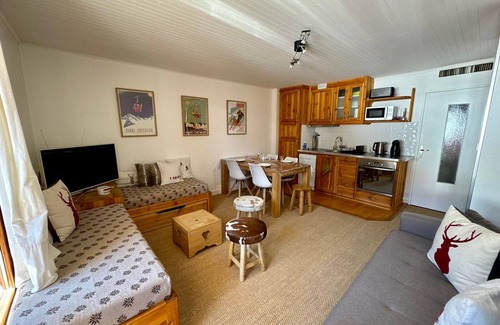 La Salle-les-Alpes Apartment | Studio for 4 at the foot of the slopes, town center, mountain views