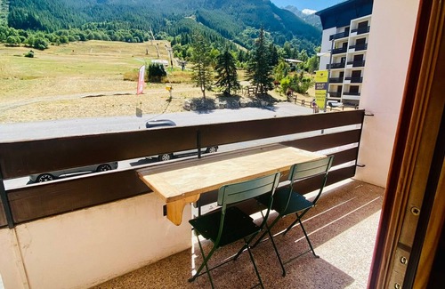La Salle-les-Alpes Apartment | Studio for 4 at the foot of the slopes, town center, mountain views
