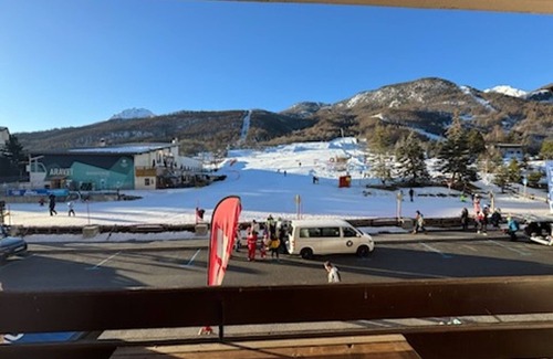 La Salle-les-Alpes Apartment | Studio for 4 at the foot of the slopes, town center, mountain views