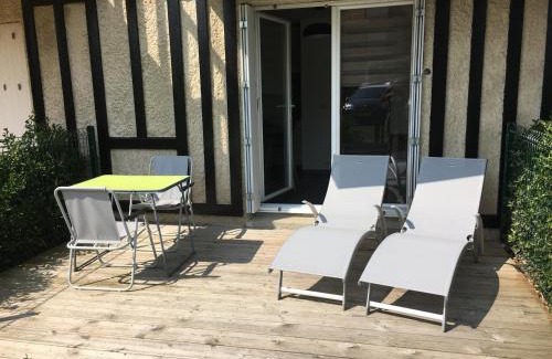 Merville-Franceville-Plage Apartment | Studio Front de Mer avec Terrasse et Accès Direct Plage à Merville-Franceville - FR-1-487-329