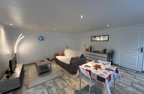 Nanteuil-en-Vallee Apartment | Studio