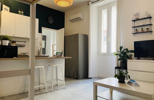 Le Mourillon Apartment | studio furnished heart of Mourillon 200m beaches, air conditioned, sleeps 4
