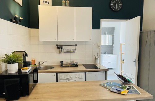 Le Mourillon Apartment | studio furnished heart of Mourillon 200m beaches, air conditioned, sleeps 4