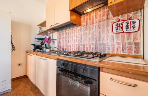 Quartu Sant'Elena Apartment | Studio 'Gianna - Monolocale Luigi' with Shared Terrace, Wi-Fi and Air Conditioning