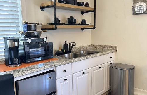 Van Nuys Apartment | Studio Guesthouse! Super Clean with Parking