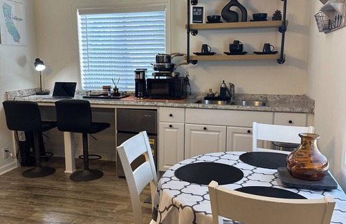 Van Nuys Apartment | Studio Guesthouse! Super Clean with Parking