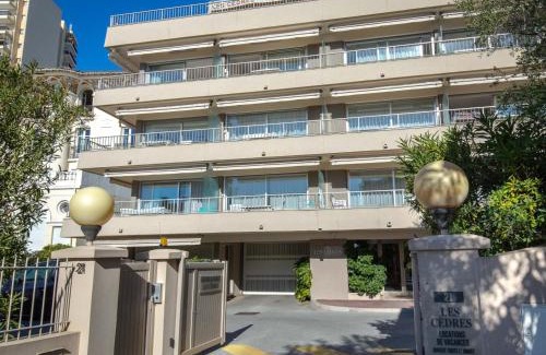 Saint-Raphael Apartment | Studio idéal centre-ville St-Raphaël, climatisé, proche plage et commerces, balcon, WI-FI, parking optionnel - FR-1-466A-35