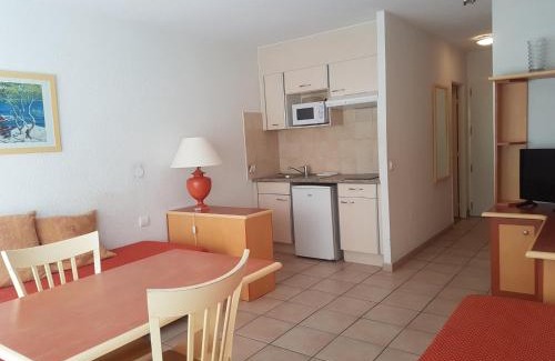 Saint-Raphael Apartment | Studio idéal centre-ville St-Raphaël, climatisé, proche plage et commerces, balcon, WI-FI, parking optionnel - FR-1-466A-35