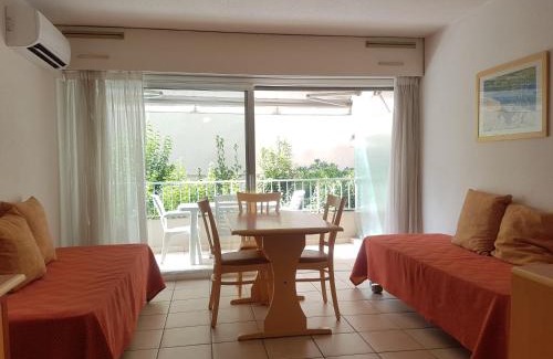 Saint-Raphael Apartment | Studio idéal centre-ville St-Raphaël, climatisé, proche plage et commerces, balcon, WI-FI, parking optionnel - FR-1-466A-35