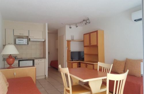Saint-Raphael Apartment | Studio idéal centre-ville St-Raphaël, climatisé, proche plage et commerces, balcon, WI-FI, parking optionnel - FR-1-466A-35