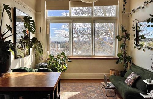 St Kilda Apartment | Studio in Iconic Heritage Building near Albert Park