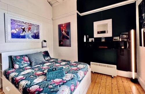 St Kilda Apartment | Studio in Iconic Heritage Building near Albert Park
