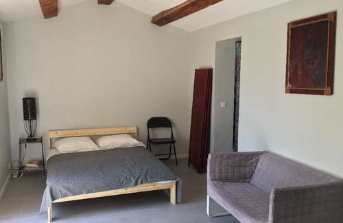 Le Rouret Apartment | Studio Indépendant Dans Dépendance au Fond du Jardin