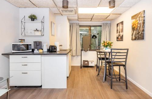 Centretown West Apartment | Studio King Bed Apartment - Close to Chinatown
