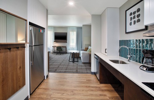 Crystal Springs Apartment | Studio King Suite in Grand Rapids with AC, WiFi, Fitness Room and Breakfast