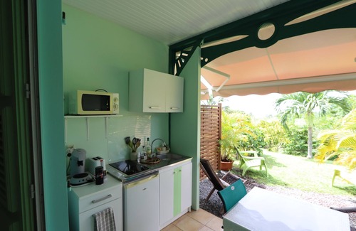 Saint-Pierre Apartment | Studio l'Amélie, pool & jacuzzi, sea view, quiet location. Habitation Perle Créole