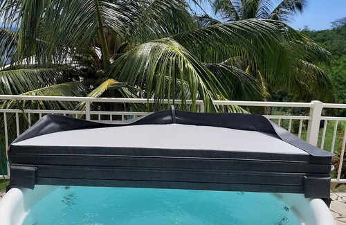 Saint-Pierre Apartment | Studio l'Amélie, pool & jacuzzi, sea view, quiet location. Habitation Perle Créole