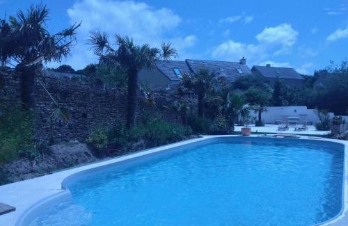 Surtainville Bed & Breakfast | Studio "LA MEDINA", PISCINE jusqu'au 15 septembre, JARDIN BOTANIQUE, COMMERCES &MER