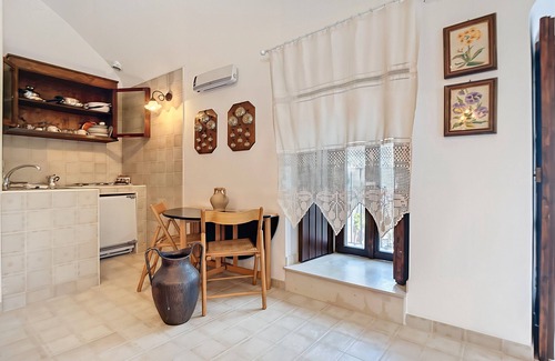 Monte Sant'Angelo Apartment | Studio 'Le Antiche Mansioni 2' with Air Conditioning