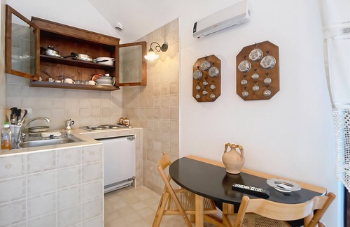Monte Sant'Angelo Apartment | Studio 'Le Antiche Mansioni 2' with Air Conditioning