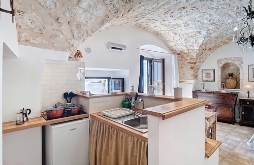 Monte Sant'Angelo Apartment | Studio 'Le Antiche Mansioni 1' with Air Conditioning