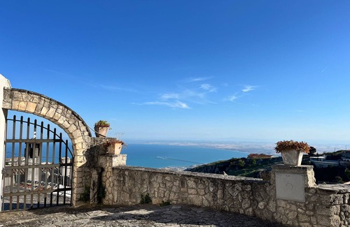 Monte Sant'Angelo Apartment | Studio 'Le Antiche Mansioni 1' with Air Conditioning