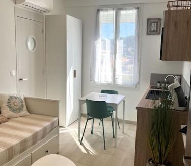 Les Sablettes Apartment | Studio Le Calypso les pieds dans l'eau 10 m mer