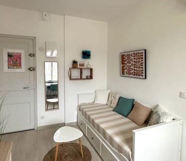 Les Sablettes Apartment | Studio Le Calypso les pieds dans l'eau 10 m mer