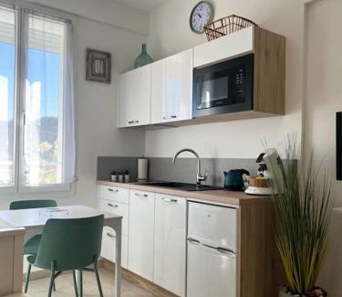 Les Sablettes Apartment | Studio Le Calypso les pieds dans l'eau 10 m mer