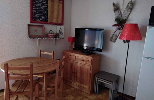 Les Angles Apartment | Studio Les Angles with Garden and Lake View