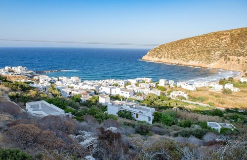 Apollonas House | STUDIO MAIRA seafront in to the blue