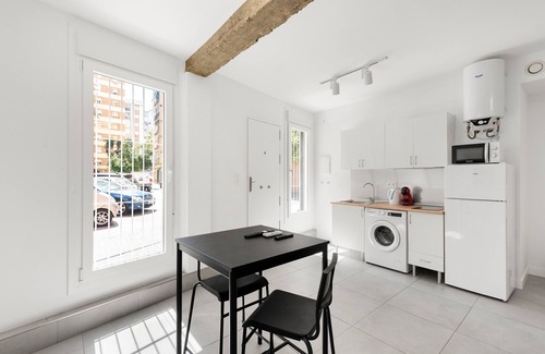 Cruz de Humilladero Apartment | Studio 'Maria Zambrano' with Wi-Fi and Air Conditioning
