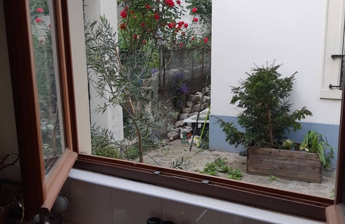 Montreuil Apartment | Studio Meublé Idéalement Situé à Montreuil, Avec Joli Jardin!