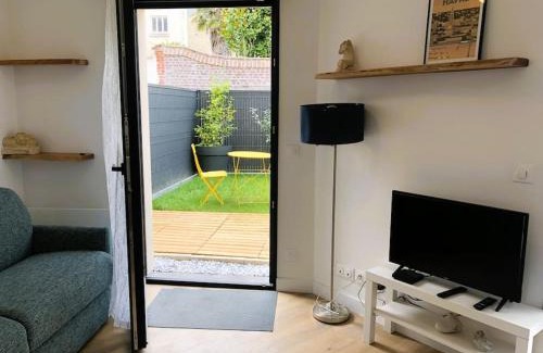 Saint-Martin-du-Littoral Apartment | Studio Monet - Petite terrasse - Parking Privatif