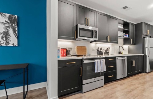 North Hyde Park Apartment | Studio Oasis | Pool & Gym | CoWorking Spaces