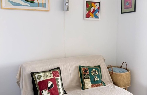 Six-Fours-les-Plages Apartment | Studio on the water