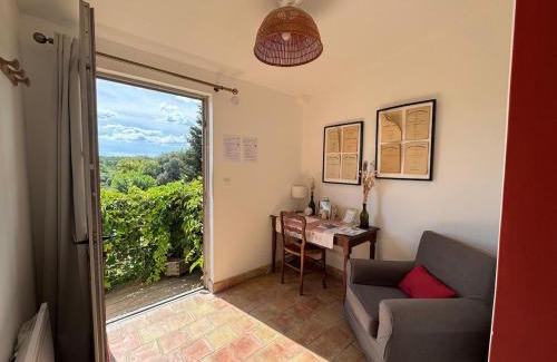 Rognes Apartment | Studio Ouest - Chambre avec vue vignoble - Domaine viticole Château Barbebelle Rognes - Proche d'Aix-en-Provence