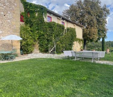 Rognes Apartment | Studio Ouest - Chambre avec vue vignoble - Domaine viticole Château Barbebelle Rognes - Proche d'Aix-en-Provence