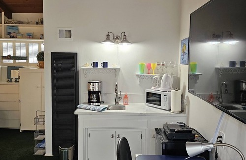 Santa Ana Heights Apartment | Studio/parking/patio2Seconds2beach
