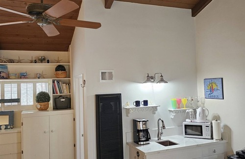 Santa Ana Heights Apartment | Studio/parking/patio2Seconds2beach