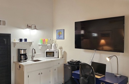 Santa Ana Heights Apartment | Studio/parking/patio2Seconds2beach