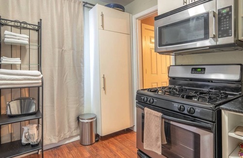 Homestead Apartment | Studio, perfect for students on rotation at Oregon Health & Sciences University.