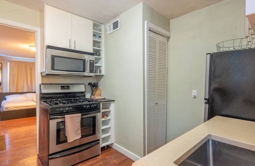 Homestead Apartment | Studio, perfect for students on rotation at Oregon Health & Sciences University.