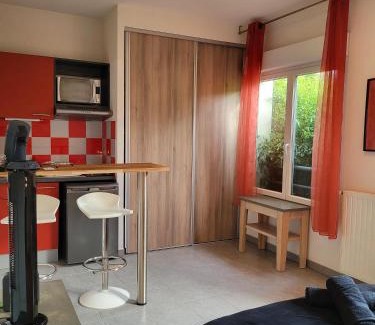 Juvignac Apartment | Studio - Piscine, proche du golf