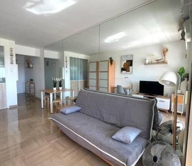 Villeneuve Loubet Beach Apartment | STUDIO-PORT-MARINA, Parking privé, climatisé au "DUCAL"