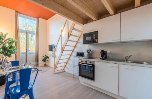 Annappes Apartment | Studio pour deux en mezzanine avec petit balcon