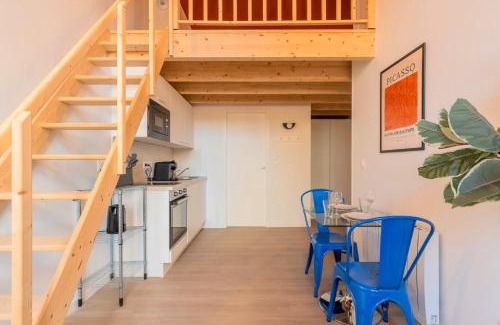 Annappes Apartment | Studio pour deux en mezzanine avec petit balcon
