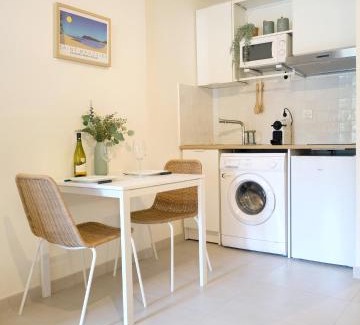 Saint-Mandrier-sur-Mer Apartment | Studio rénové, 5mn plage, terrasse, clim, vélos