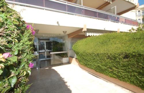 Menton Apartment | Studio rénové face mer avec terrasse, clim, wifi et proche commodités à Menton - FR-1-196-167