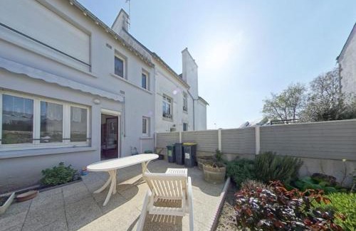 Port-Louis Apartment | Studio rénové proche plages et bourg - Port-Louis, 2 pers., RDC, Wi-Fi, jardin commun - FR-1-349-108